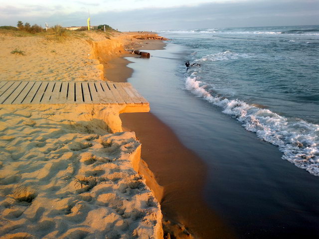 Playa delante del sector Central Mar de Gav� Mar despu�s de sufrir una brutal regresi�n (28 Noviembre 2011)