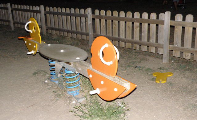 Balanc� del parc infantil de Gav� Mar amb un dels dos seients totalment fora del seu lloc (11 de Setembre de 2010)