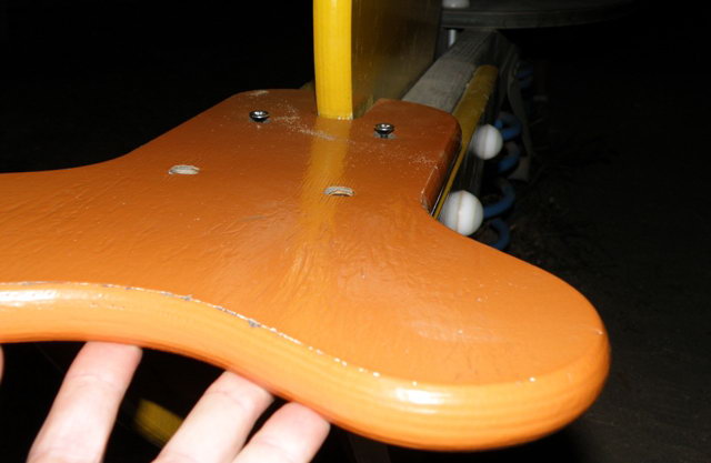 Seient del balanc� del parc infantil de Gav� Mar amb nom�s dues de les quatre fixacions (11 de Setembre de 2010)