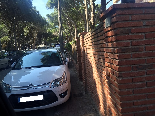 Cotxes aparcats imp�nement sobre la vorera al carrer de L'Escala de Gav� Mar, impedint el pas dels vianants i dificultant la circulaci� dels vehicles (6 de Juny de 2016)