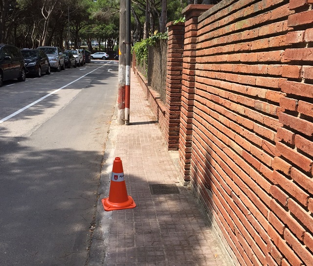Cons instal�lats al carrer de L'Escala de Gav� Mar per impedir l'aparcament de vehicles sobre la vorera (13 Juny 2016)