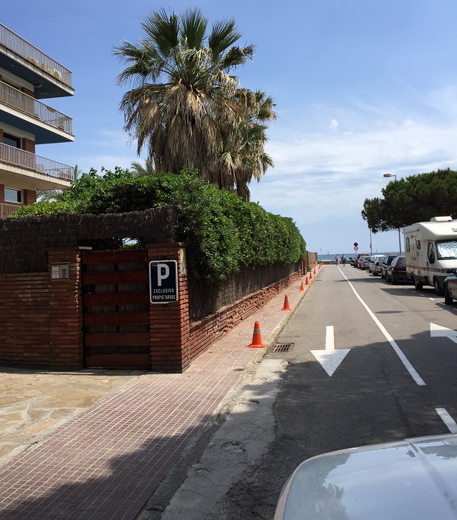 Cons instal�lats al carrer de L'Escala de Gav� Mar per impedir l'aparcament de vehicles sobre la vorera (13 Juny 2016)