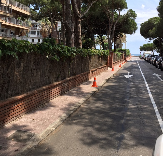Cons instal�lats al carrer de L'Escala de Gav� Mar per impedir l'aparcament de vehicles sobre la vorera (13 Juny 2016)