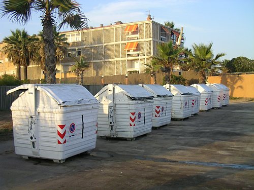 8 contenidors de l'&agrave;rea metropolitana instal&middot;lats al Passeig Mar&iacute;tim de Gav&agrave; Mar (Estiu de 2006)