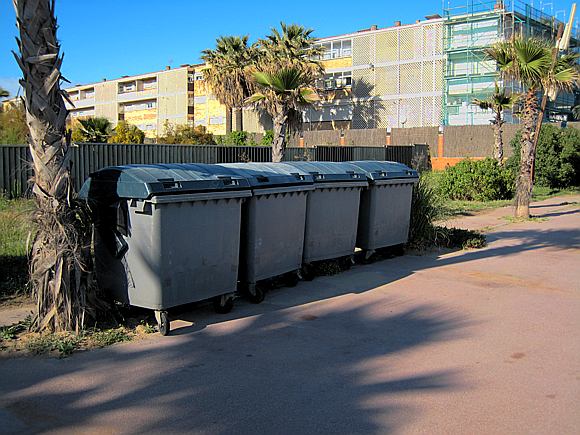 S'han substitu&iuml;t els contenidors per uns de m&eacute;s petits i s'han apartat m&eacute;s del passeig (Maig de 2007)