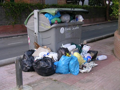 El contenidor situat al Carrer Calafell per donar servei a PINE BEACH no d&oacute;na abast