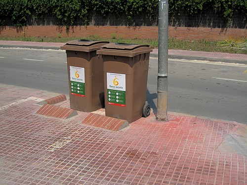 Tamb&eacute; hi ha dos contenidors de mat&egrave;ria org&agrave;nica (Mar&ccedil; de 2007)
