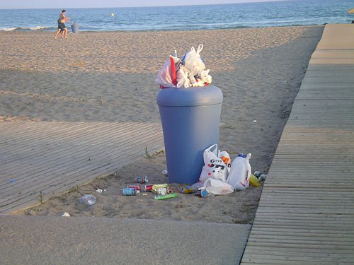 Paperera de la platja de Gav&agrave; Mar plena a vessar (Estiu 2006)