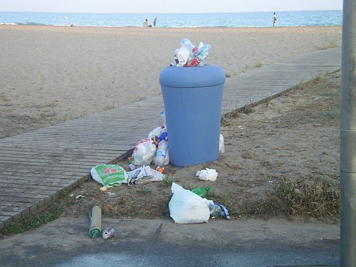 Paperera de la platja de Gav&agrave; Mar plena a vessar (Estiu 2006)