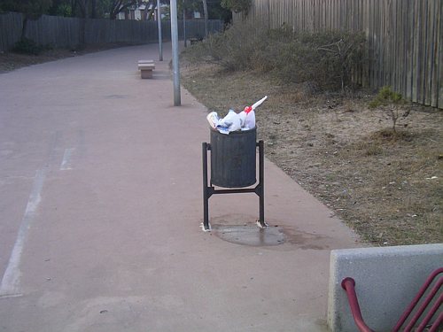 Paperera del Passeig Mar&iacute;tim de Gav&agrave; Mar plena a vessar (Estiu 2006)