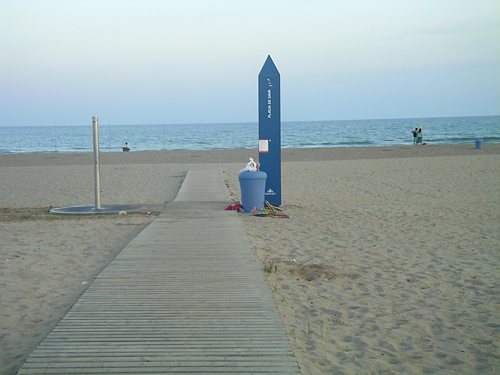 Paperera de la platja de Gav&agrave; Mar plena a vessar (Estiu 2006)