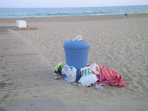 Paperera de la platja de Gav&agrave; Mar plena a vessar (Estiu 2006)
