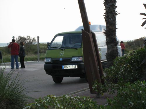 Vehicle amb el que un treballador municipal recorre el passeig mar&iacute;tim buidant les papereres del passeig (Mar&ccedil; de 2007)