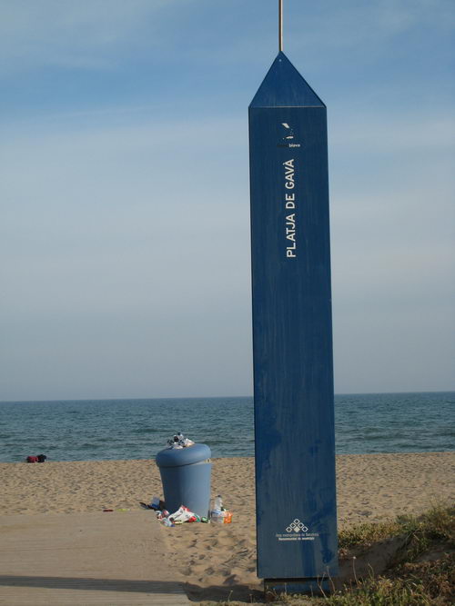 L'estiu de 2007, determinades papereres de la platja de Gav&agrave; Mar continuen essent insuficients (Juny de 2007)