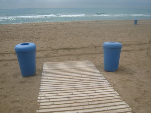 Acc&eacute;s a la platja de Gav&agrave; Mar en el que s'hi ha posat dues papereres enlloc d'una (Estiu de 2007)