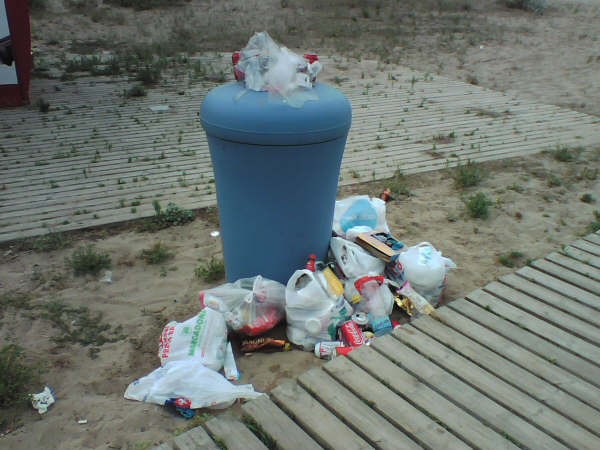 Paperera de la platja de Gav&agrave; Mar que no d&oacute;na abast per tota la brut&iacute;cia que els usuaris volen depositar-hi (Fotografia: PPC de Gav&agrave;) (Juliol de 2008)