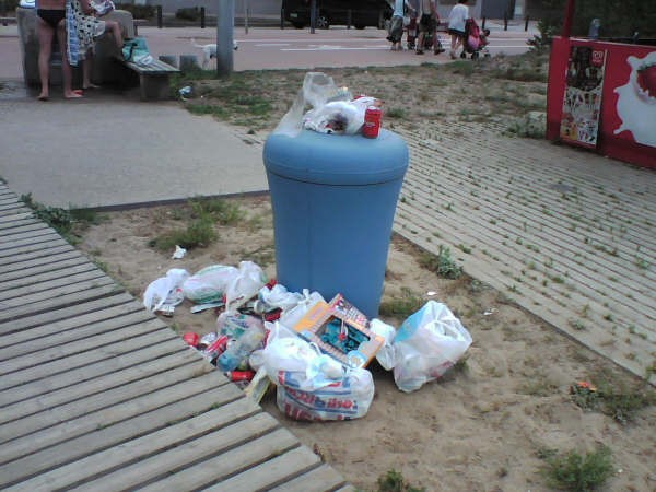 Paperera de la platja de Gav&agrave; Mar que no d&oacute;na abast per tota la brut&iacute;cia que els usuaris volen depositar-hi (Fotografia: PPC de Gav&agrave;) (Juliol de 2008)