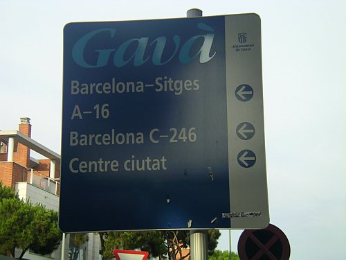 Codis de carreteres desfassats en els cartells que t&eacute; instal&middot;lats l'Ajuntament de Gav&agrave; per tot Gav&agrave; Mar