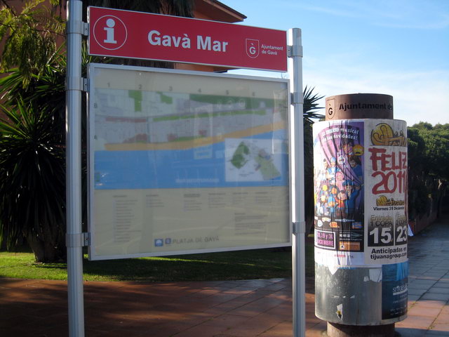 Panell informatiu sobre Gav Mar installat per l'Ajuntament de Gav a l'encreuament de l'avinguda del mar i de l'avinguda d'Europa (8 de Gener de 2011)