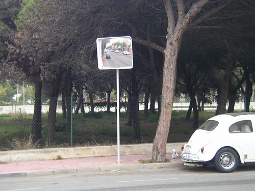 Mirall instal&middot;lat per una comunitat de ve&iuml;ns de Gav&agrave; Mar per millorar la seguretat vi&agrave;ria a l'avinguda Europa de Gav&agrave; Mar