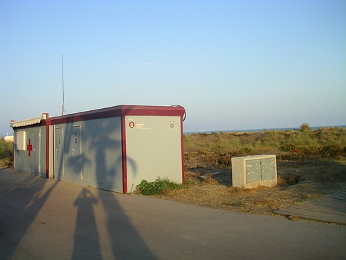 M&ograve;dul de la Creu Roja del carrer Roses MAL SITUAT (Sense visibilitat de la platja de Gav� Mar) (Estiu 2006)