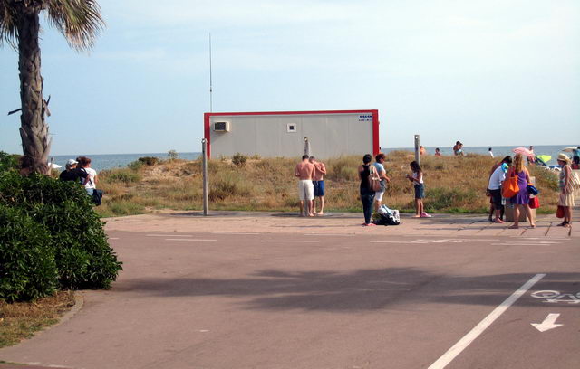 M&ograve;dul de la Creu Roja correctament situat a l'al&ccedil;ada del carrer de Roses de Gav&agrave; Mar per&ograve; dins de la sorra i no al passeig mar&iacute;tim (14 de Juny de 2009)