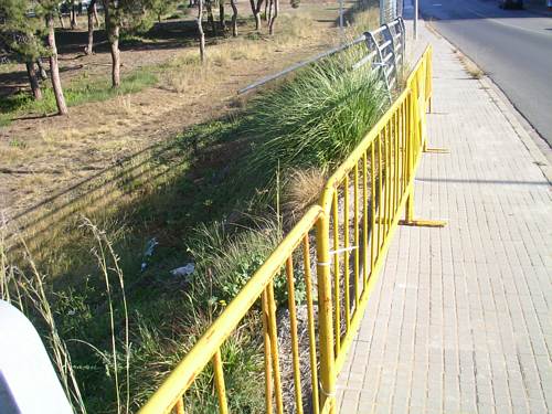 Valla rota en la avenida de Europa de Gav&agrave; Mar despu�s de un accidente de tr�fico