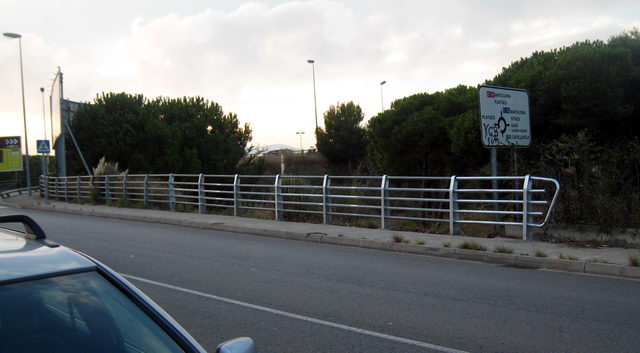 Valla arreglada por el Ayuntamiento de Gav� en la avenida de Europa de Gav� Mar despu�s de tres a�os de estar rota (5 de Octubre de 2009)
