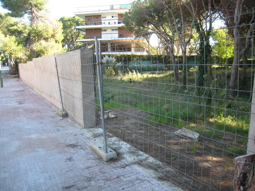 Construcci� d'una tanca d'obra al voltant de la pineda situada al carrer Cunit de Gav� Mar (15 de Novembre de 2008)