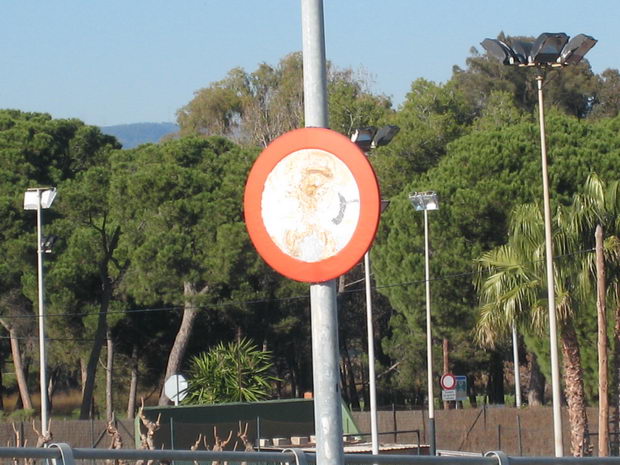 Senyal de tr&agrave;nsit que limita la velocitat m�xima a 50km/h al pont de l'avinguda del mar de Gav� Mar sobre l'autovia de Castelldefels en estat lamentable (12 de Desembre de 2008)