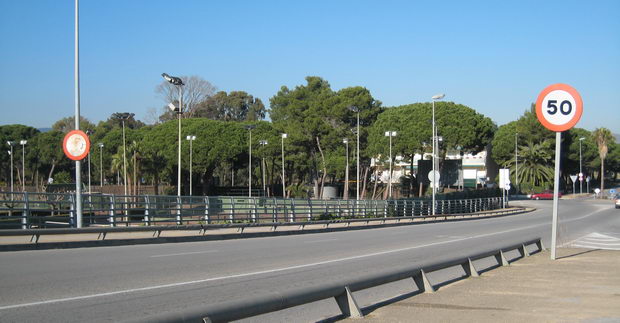 Senyals de tr&agrave;nsit que limiten la velocitat m�xima a 50km/h al pont de l'avinguda del mar de Gav� Mar sobre l'autovia de Castelldefels, una d'elles en estat lamentable (12 de Desembre de 2008)