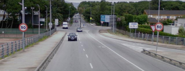 Senyals de tr&agrave;nsit que limiten la velocitat m�xima a 50km/h al pont de l'avinguda del mar de Gav� Mar sobre l'autovia de Castelldefels (Estiu del 2008)