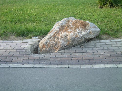 Pedra de la rotonda del creuament entre l'avinguda del mar i el carrer Tellinaires a Gav&agrave; Mar, sortida de lloc, cal fixar-la