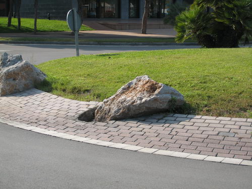 Pedra de la rotonda del creuament entre l'avinguda del mar i el carrer Tellinaires a Gav&agrave; Mar, sortida de lloc, cal fixar-la (Juny de 2007)