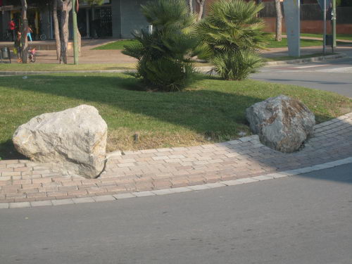 Dues pedres de la rotonda del creuament entre l'avinguda del mar i el carrer Tellinaires a Gav&agrave; Mar, sortides de lloc, caldria fixar-les (Finals de novembre de 2007)