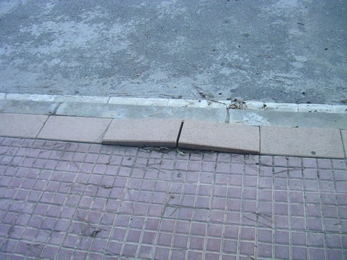 Vorera aixecada al carrer Tellinaires de Gav� Mar (Central Mar)