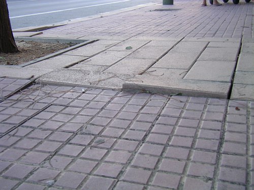 Vorera aixecada al carrer Tellinaires de Gav� Mar (Central Mar)