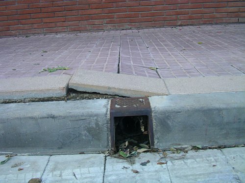 Vorera aixecada al carrer Tellinaires de Gav� Mar (Central Mar)