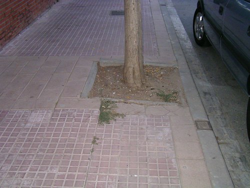Vorera aixecada al carrer Tellinaires de Gav� Mar (Central Mar)
