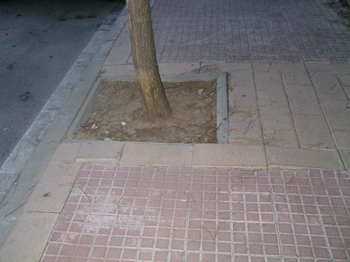Vorera aixecada al carrer Tellinaires de Gav� Mar (Central Mar)