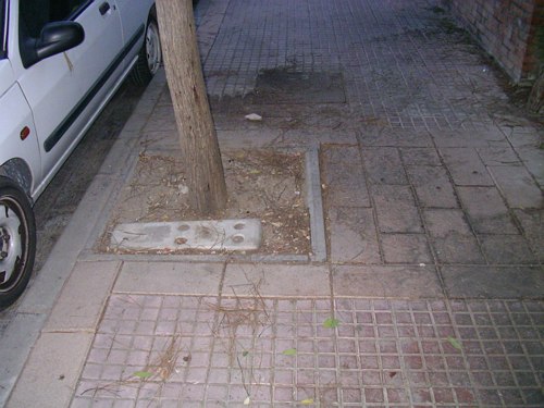 Vorera aixecada al carrer Tellinaires de Gav� Mar (Central Mar)