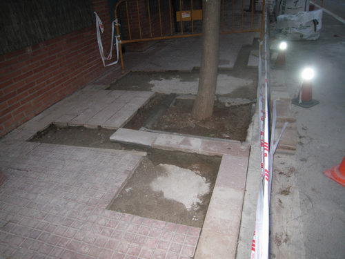 Obres al carrer Tellinaires de Gav&agrave; Mar per posar les rajoles correctament i evitar caigudes (17 Octubre 2007)