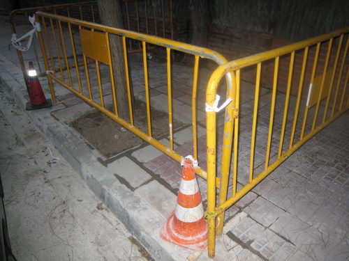 Obres al carrer Tellinaires de Gav&agrave; Mar per posar les rajoles correctament i evitar caigudes (17 Octubre 2007)