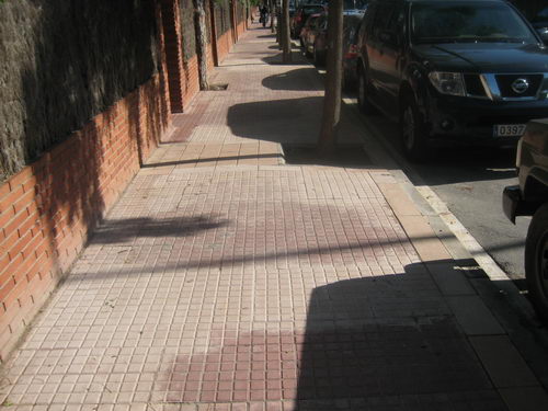 Magn&iacute;fic estat de la vorera del carrer dels Tellinaires de Gav&agrave; Mar una vegada posades les rajoles correctament (28 Octubre 2007)