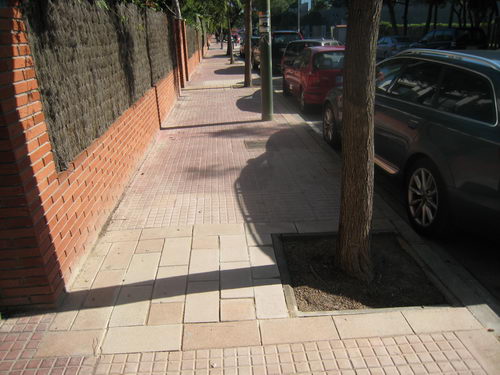 Magn&iacute;fic estat de la vorera del carrer dels Tellinaires de Gav&agrave; Mar una vegada posades les rajoles correctament (28 Octubre 2007)