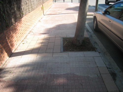 Magn&iacute;fic estat de la vorera del carrer dels Tellinaires de Gav&agrave; Mar una vegada posades les rajoles correctament (28 Octubre 2007)