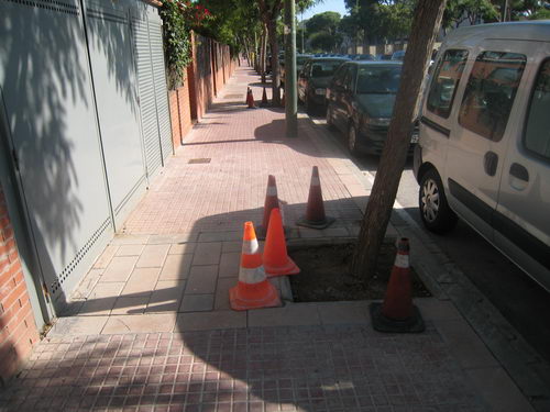 Magn&iacute;fic estat de la vorera del carrer dels Tellinaires de Gav&agrave; Mar una vegada posades les rajoles correctament (28 Octubre 2007)