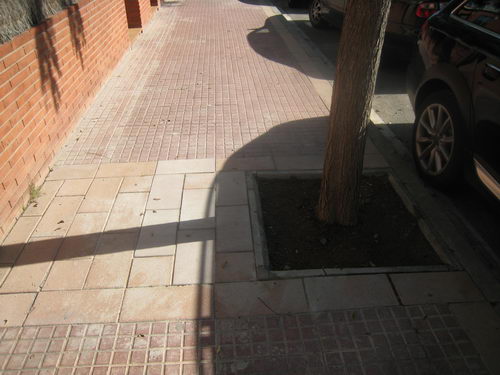 Magn&iacute;fic estat de la vorera del carrer dels Tellinaires de Gav&agrave; Mar una vegada posades les rajoles correctament (28 Octubre 2007)