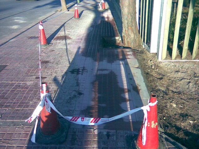Obres de millora de la vorera del carrer dels Tellinaires de Gav&agrave; (molt a prop del monument de la Vela) (17 de Mar&ccedil; de 2009)