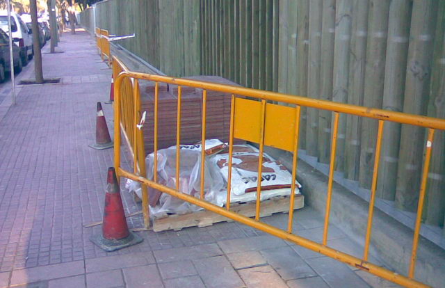 Obres de millora de la vorera del carrer dels Tellinaires de Gav&agrave; (molt a prop del monument de la Vela) (17 de Mar&ccedil; de 2009)